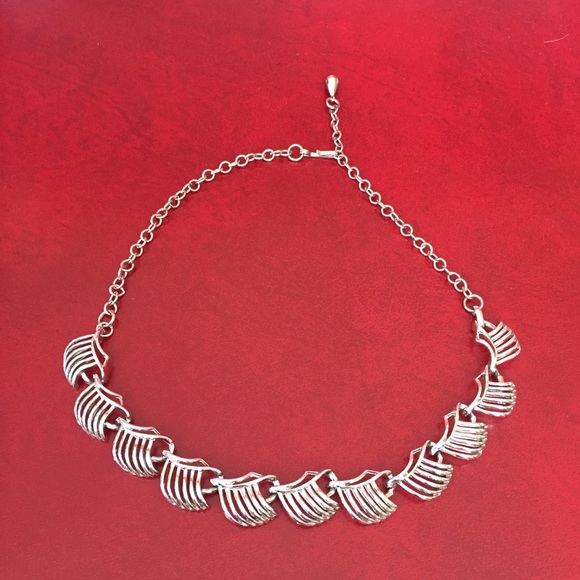 Beautiful silver tone adjustable choker necklace - Picture 3 of 4